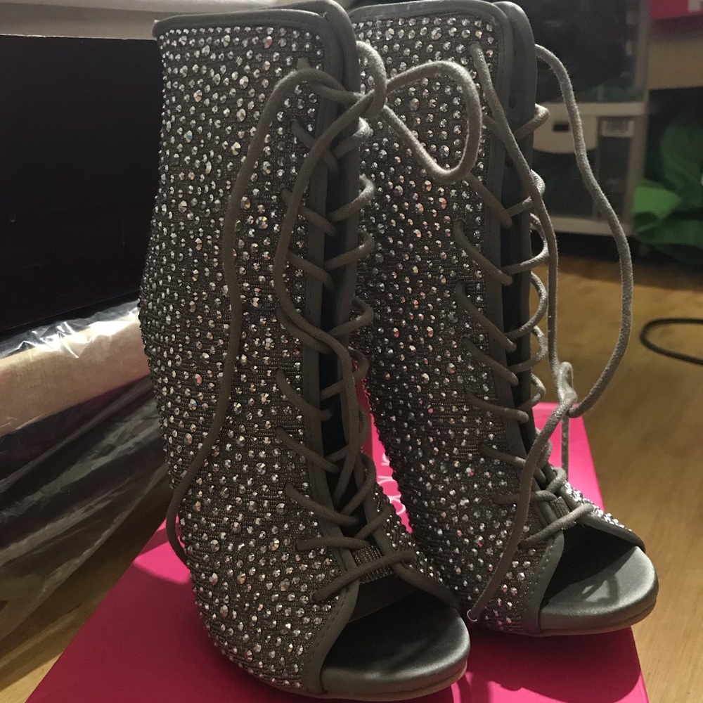 Shoes - Picture 2 of 4
